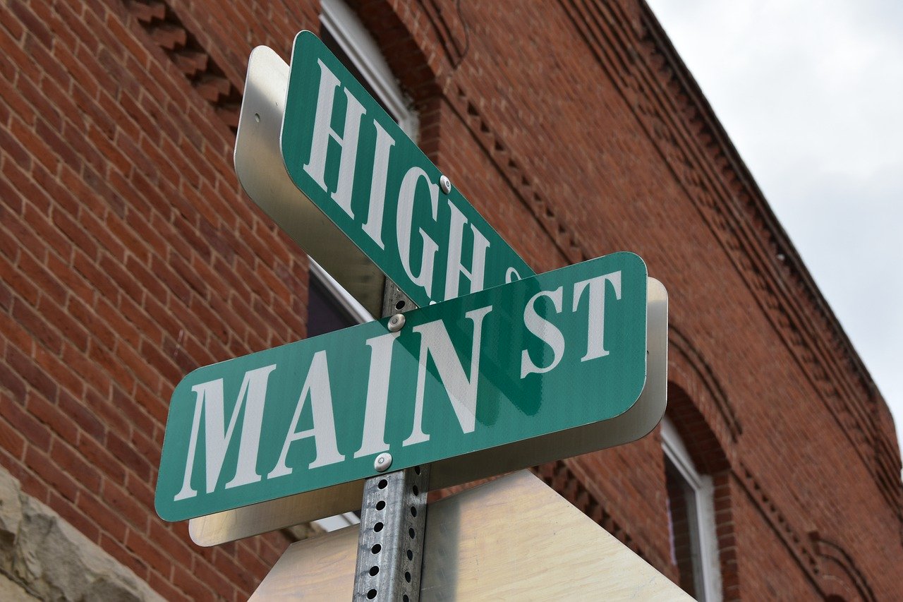 Perpendicular street signs that say High Street and Main Street.